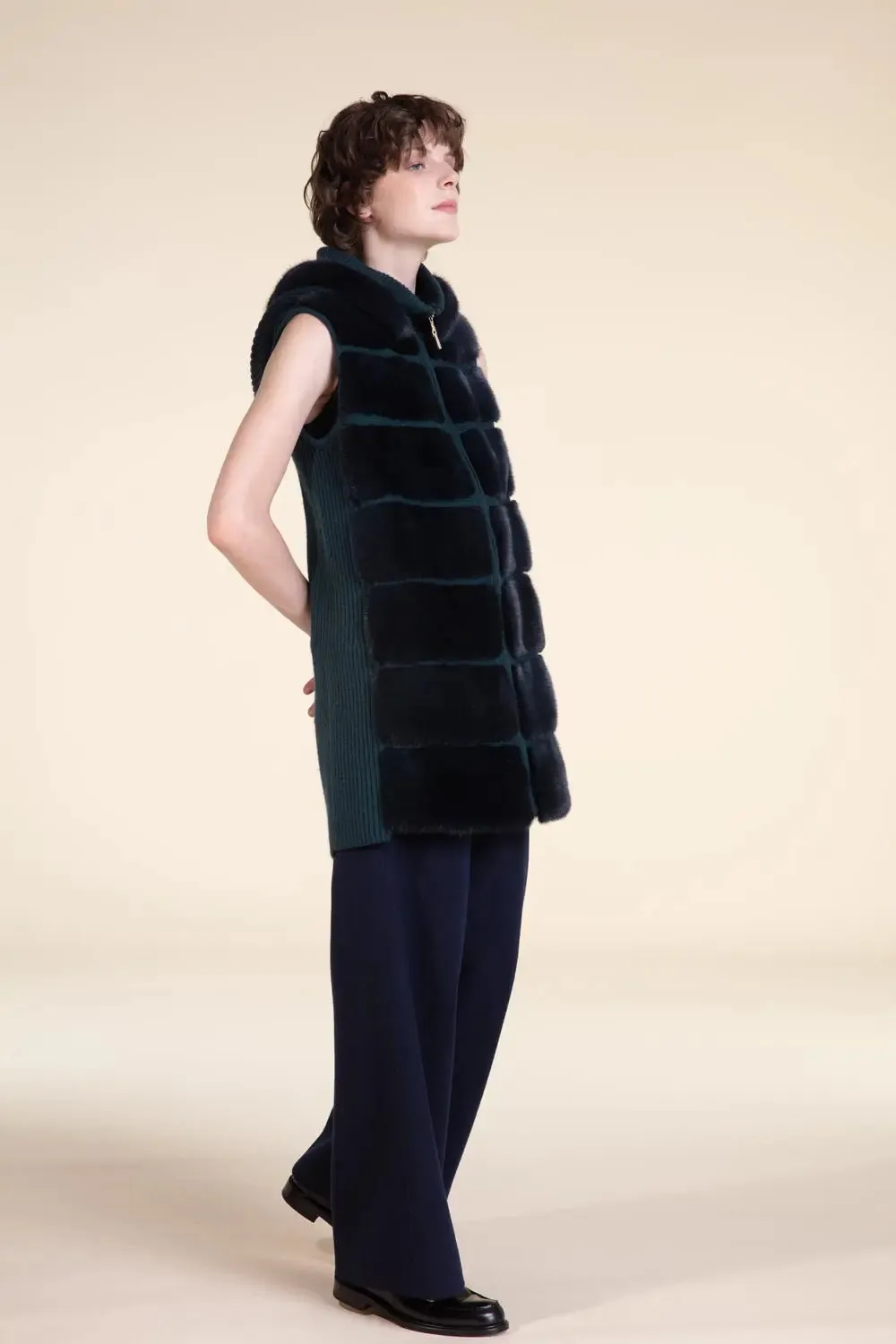 Knitted vest with fur